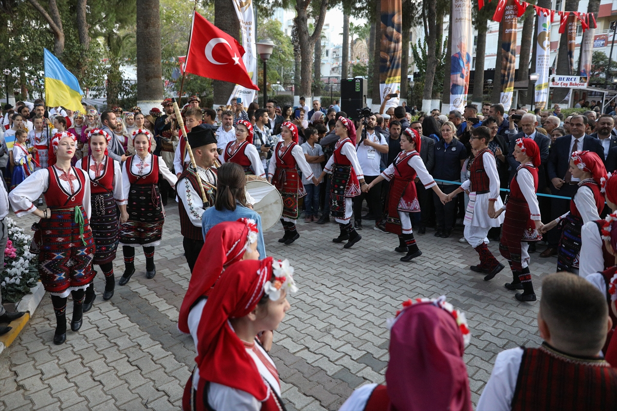 aa-20221007-29099466-29099458-uluslararasi-menemen-comlek-festivali-basladi.jpg