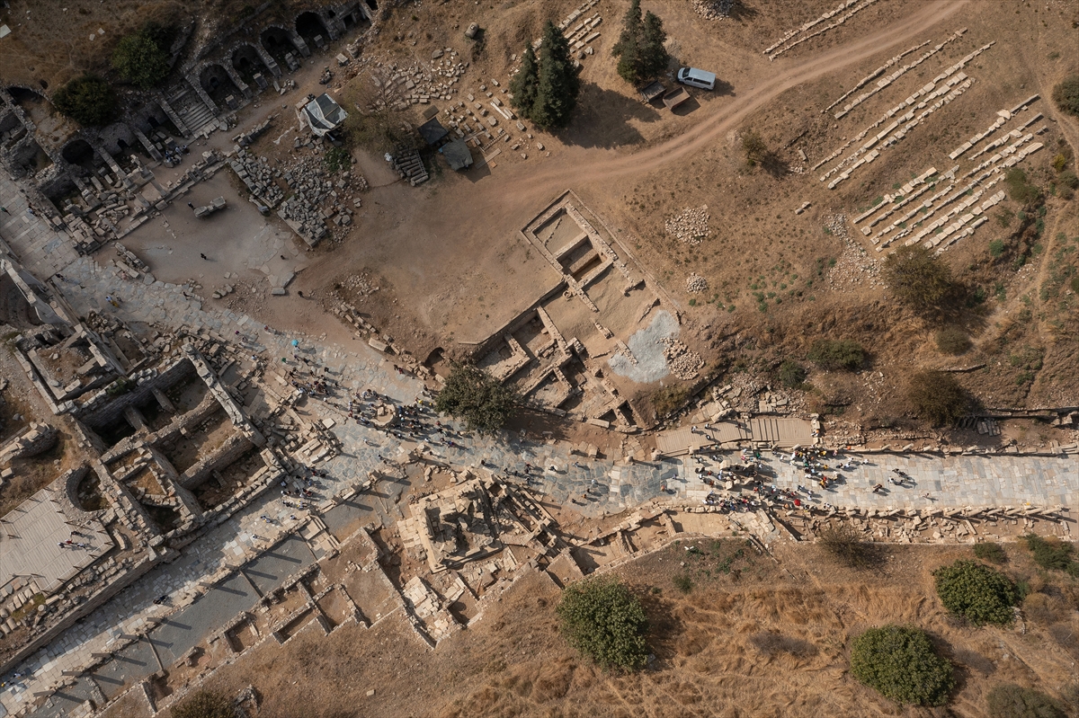 aa-20221028-29277315-29277300-efes-antik-kentinde-son-kesif-bizans-donemine-ait-1400-yillik-mahalle-oldu.jpg