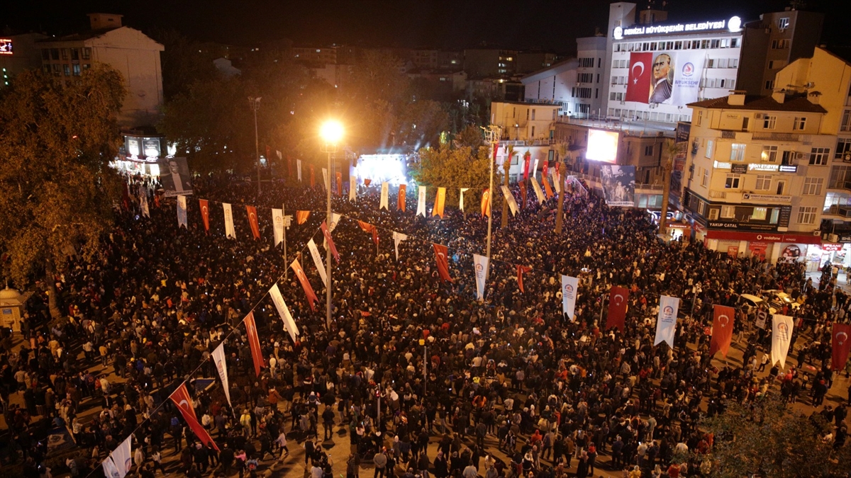 aa-20221029-29296405-29296403-sarkici-emre-aydin-cumhuriyet-bayrami-dolayisiyla-denizlide-konser-verdi.jpg