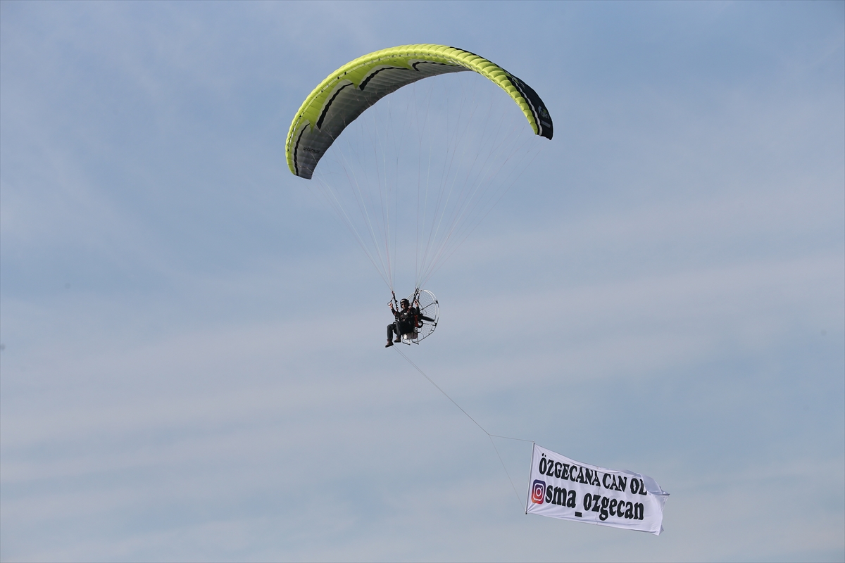 aa-20221218-29771283-29771280-izmirli-paramotorcu-sma-hastasi-ozgecan-icin-havalandi.jpg