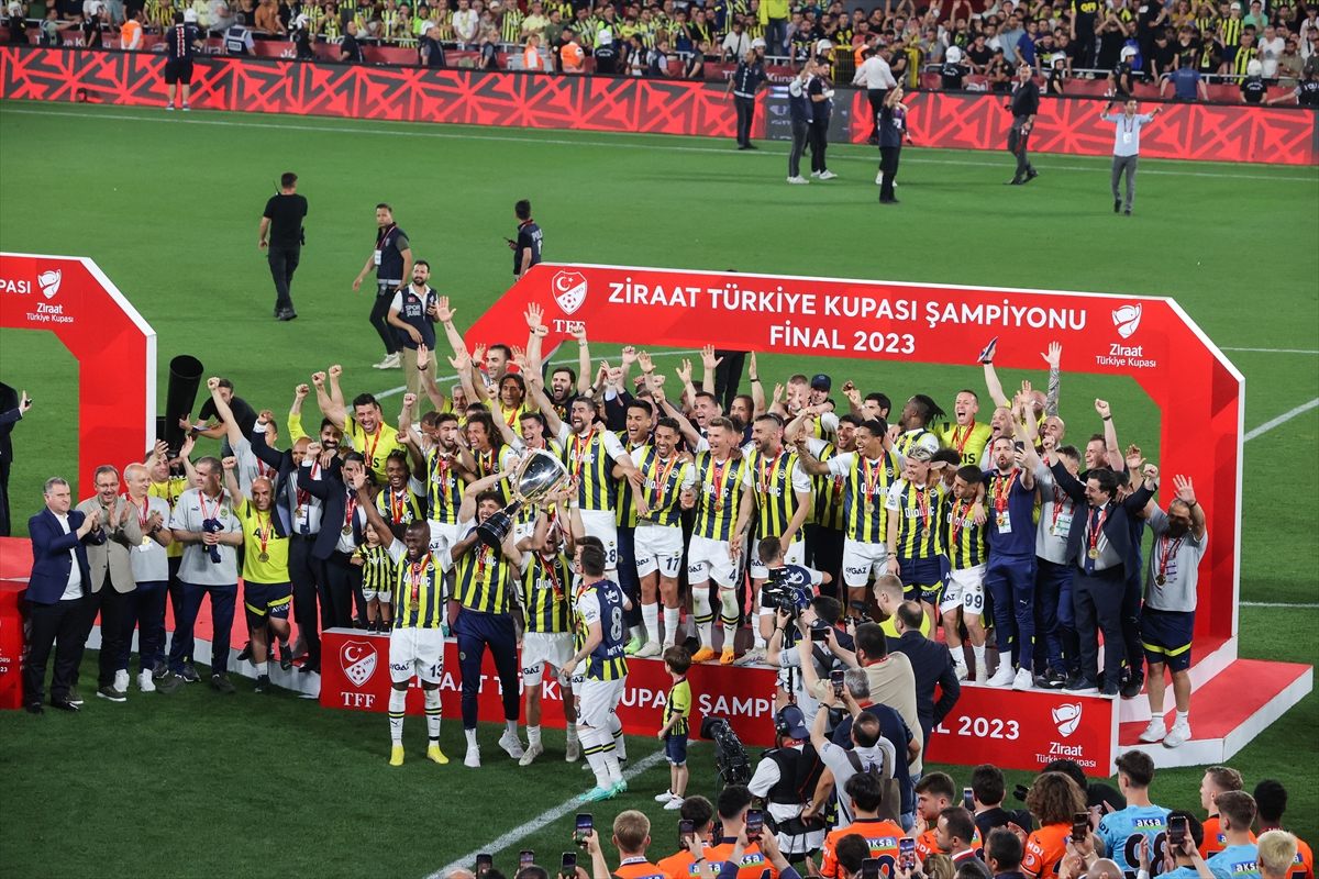 aa-20230611-31404605-31404596-61-ziraat-turkiye-kupasinin-sahibi-fenerbahce-kupasini-aldi.jpg