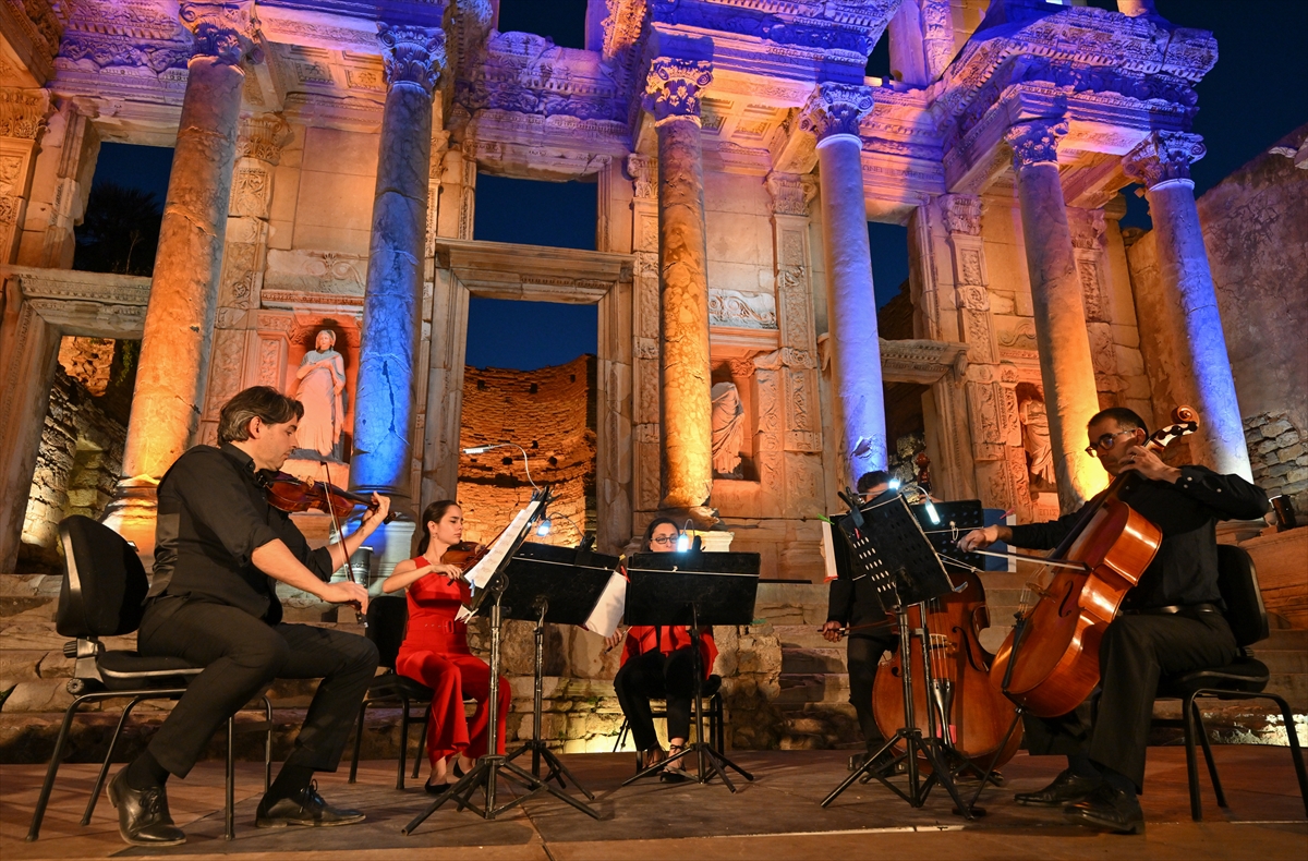 aa-20230622-31500563-31500550-wiener-kammersymphonie-efes-antik-kentinde-sahne-aldi.jpg