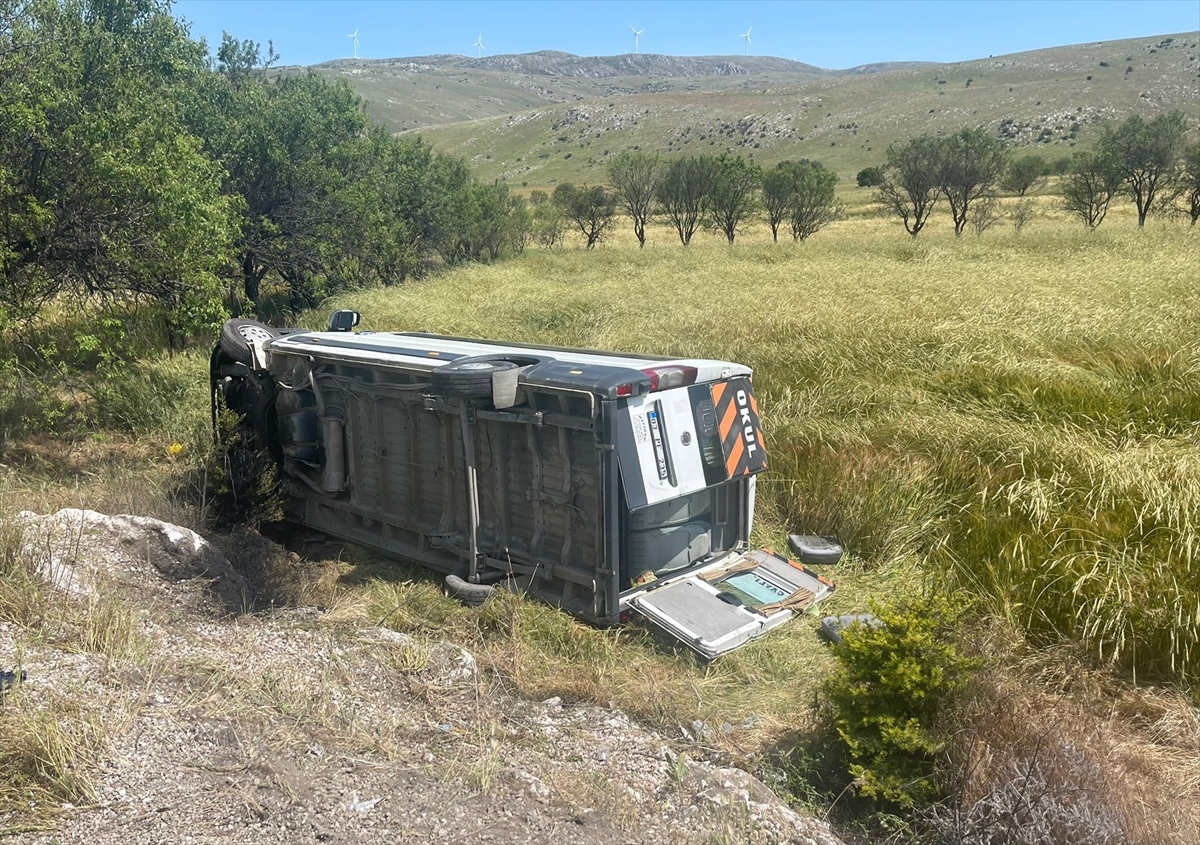 aa-20230629-31555824-31555820-afyonkarahisarda-sarampole-devrilen-minibusteki-7-kisi-yaralandi.jpg