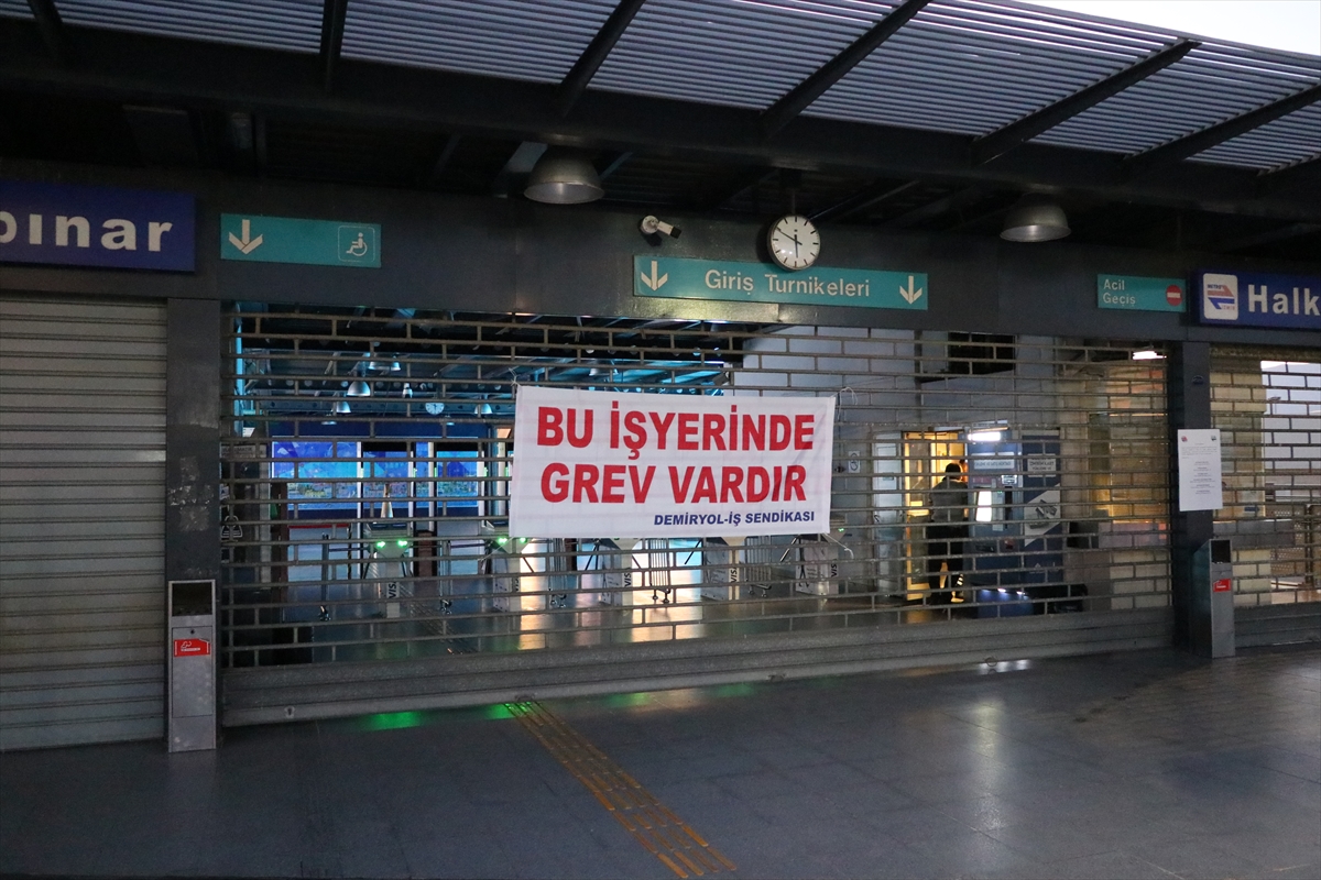 aa-20230731-31805823-31805816-izmirde-metro-ve-tramvay-calisanlari-greve-gitti.jpg