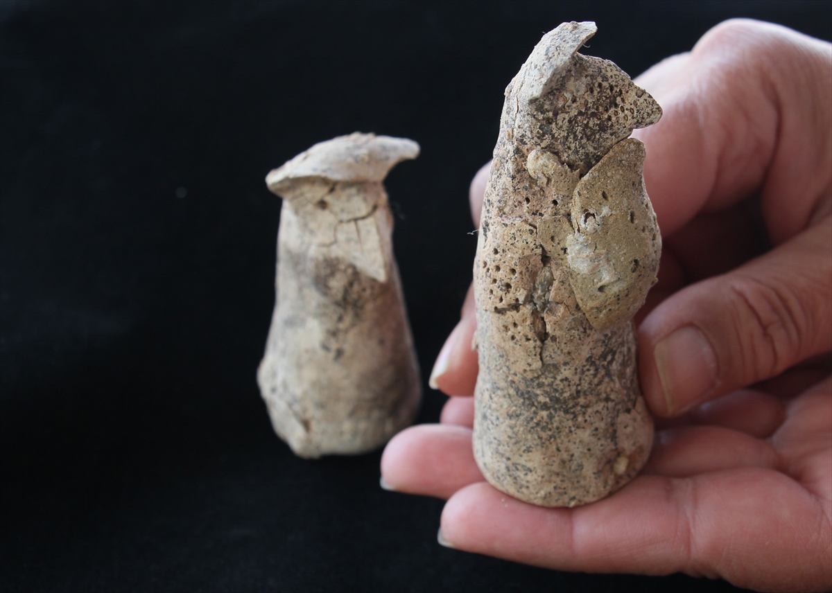 aa-20231005-32318769-32318766-izmirdeki-kazilarda-milattan-once-5-bin-700-yilina-tarihlenen-figurinler-bulundu.jpg