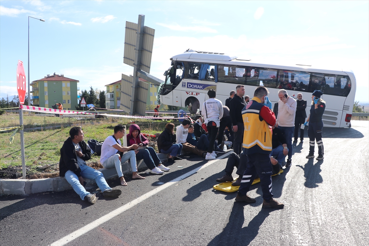 aa-20231123-32999952-32999941-denizlide-turistleri-tasiyan-otobusle-otomobilin-carpismasi-sonucu-30-kisi-yaralandi.jpg