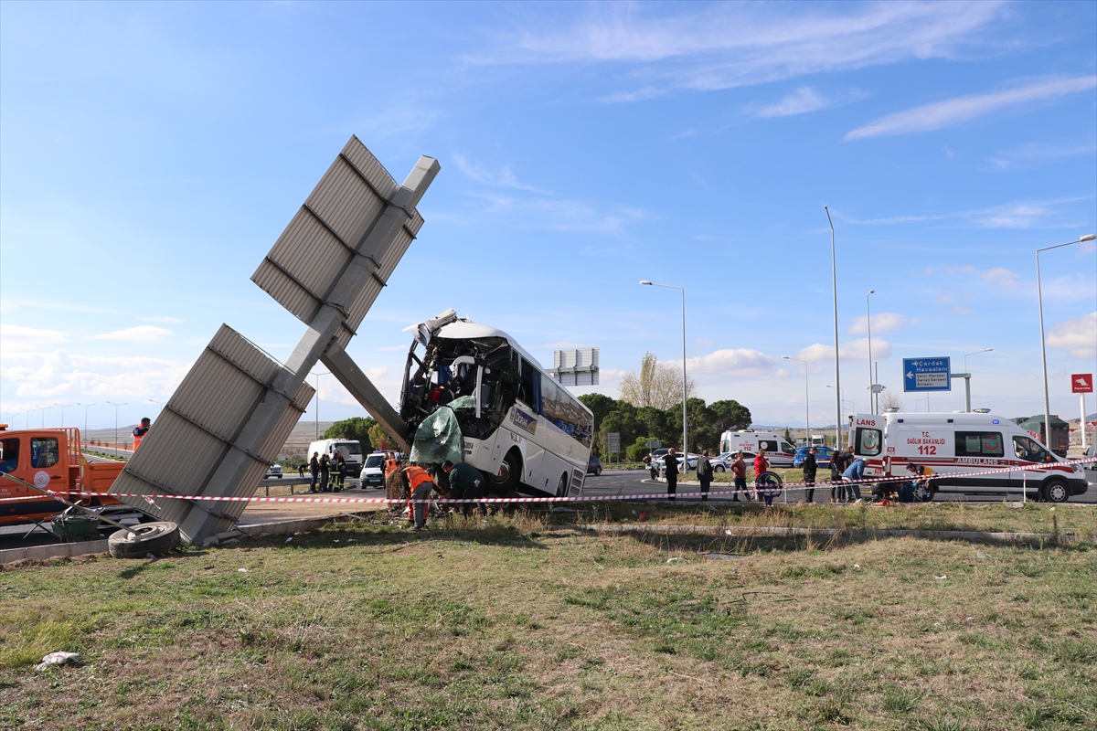 aa-20231123-32999952-32999949-denizlide-turistleri-tasiyan-otobusle-otomobilin-carpismasi-sonucu-30-kisi-yaralandi.jpg