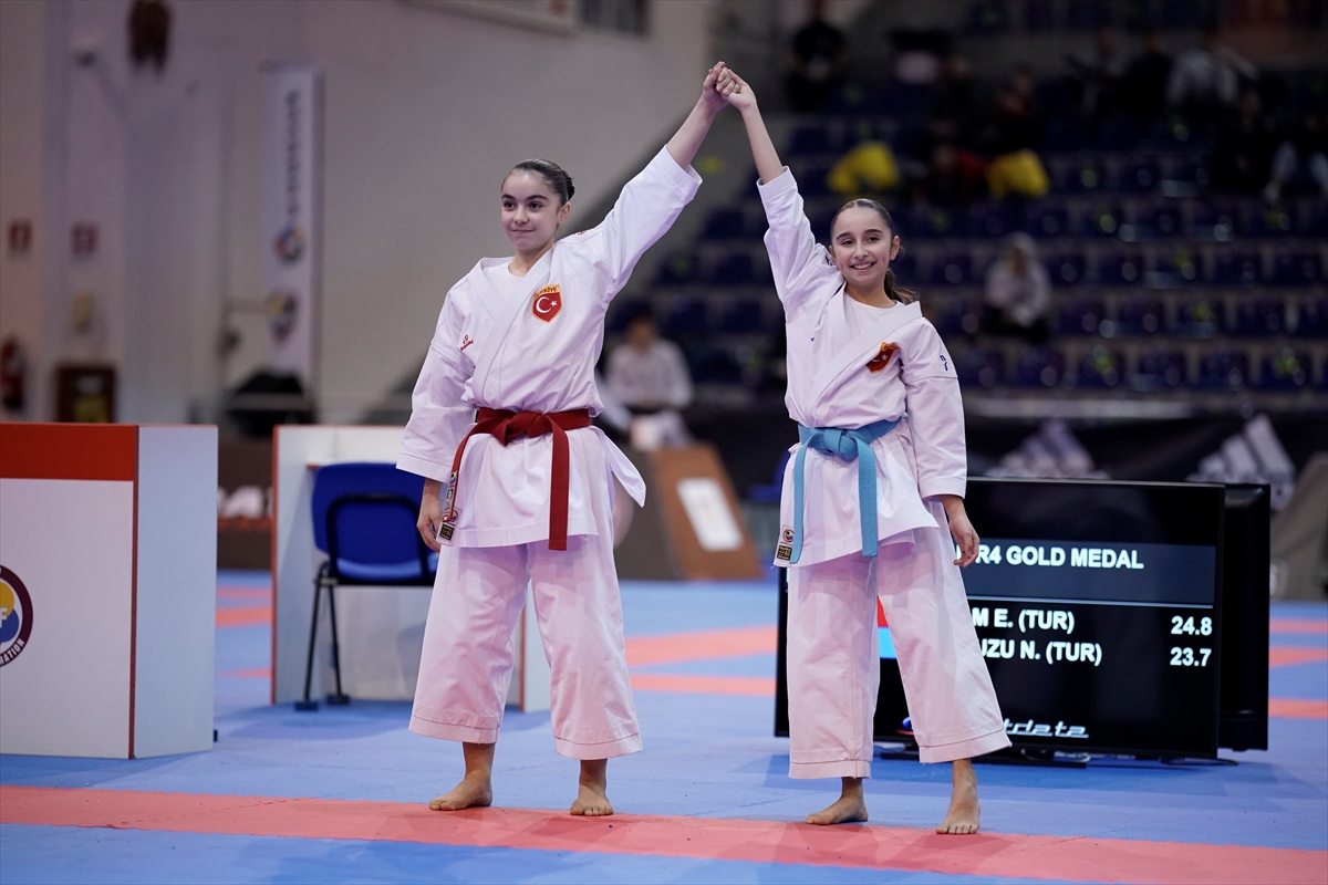 aa-20231211-33158176-33158173-italyadaki-karate-sampiyonasinda-finalde-iki-turk-sporcu-karsilasti.jpg