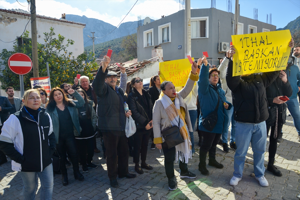 aa-20240201-33589276-33589272-chp-karaburun-belediye-baskan-adayi-balciya-parti-onunde-tepki-001.jpg