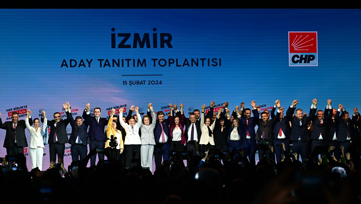 aa-20240215-33714641-33714638-chp-genel-baskani-ozgur-ozel-izmirde-aday-tanitim-toreninde-konustu.jpg