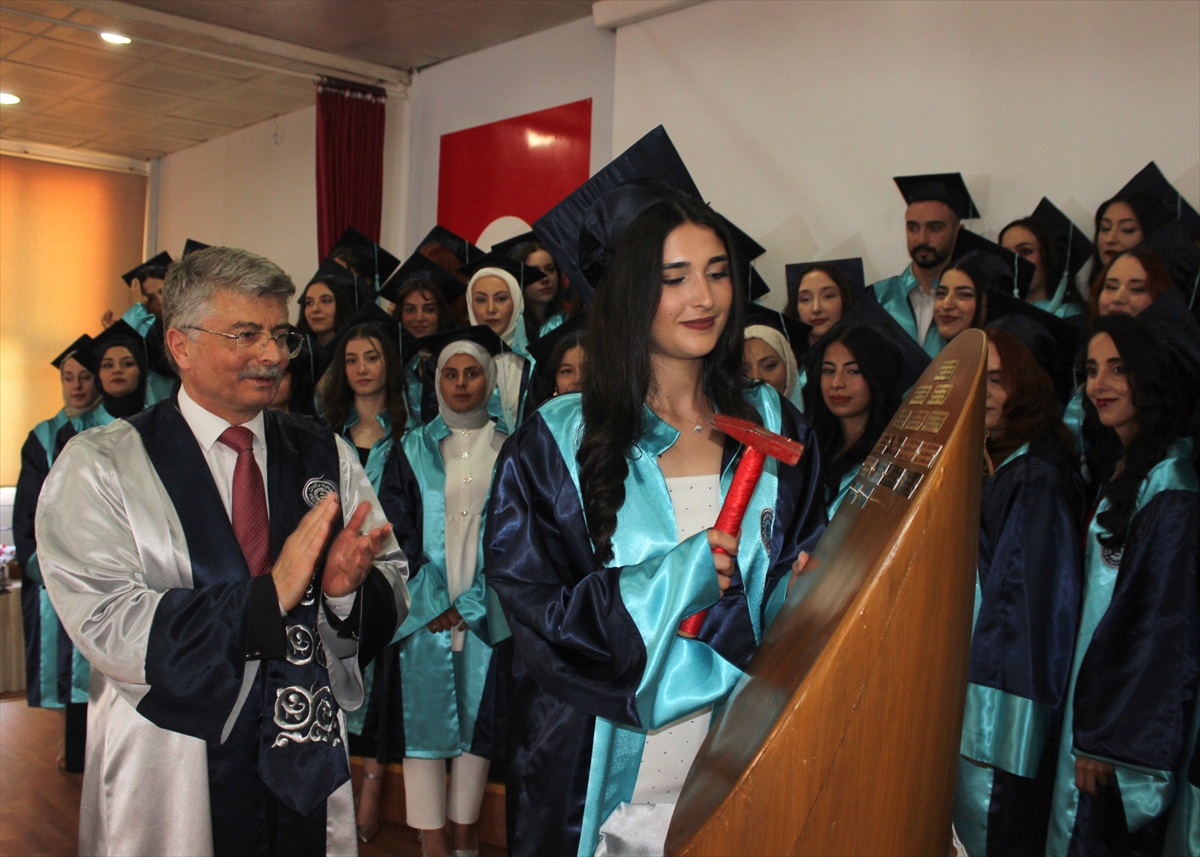 aa-20240603-34764254-34764250-odemiste-ege-universitesi-cocuk-gelisimi-bolumu-ogrencileri-mezuniyet-heyecani-yasadi.jpg