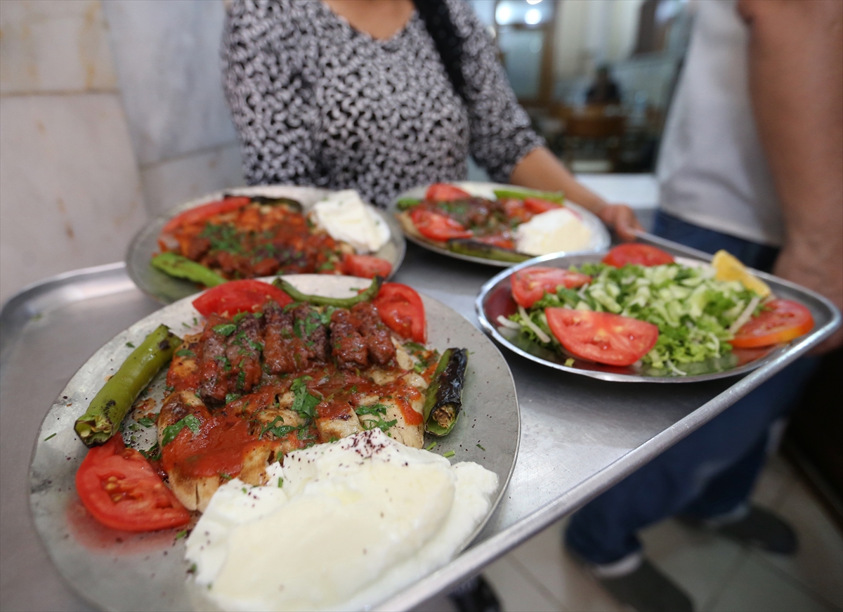 aa-20240909-35599521-35599517-manisa-kebabinin-dumani-97-yildir-ayni-dukkanda-tutuyor.jpg