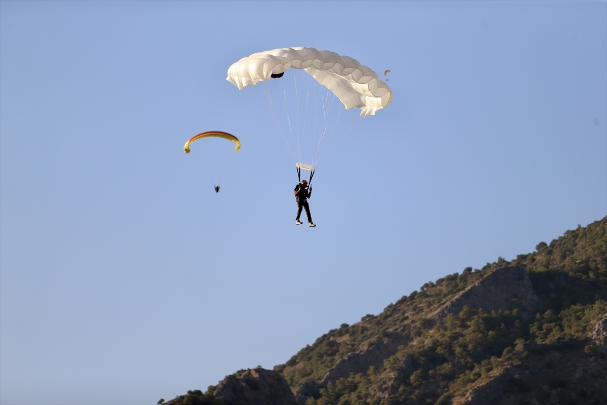 aa-20241023-35994316-35994312-fethiyede-24-uluslararasi-oludeniz-hava-oyunlari-festivali-basladi.jpg