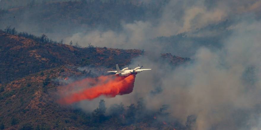 Marmaris'teki orman yangınına havadan ve karadan müdahale ediliyor