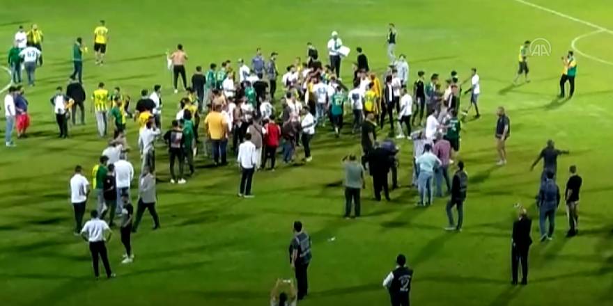 Tarsus İdmanyurdu-Şanlıurfaspor maçı bitiminde taraftarlar arasında kavga çıktı