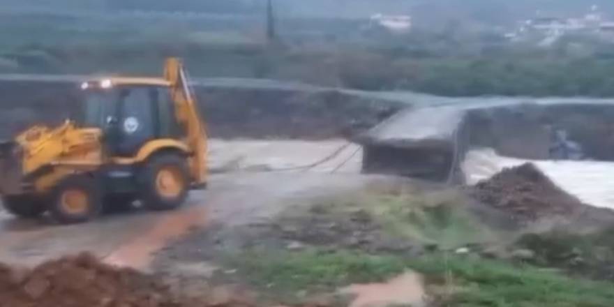 Hatay'da sağanak nedeniyle köprü yıkıldı, tekne alabora oldu