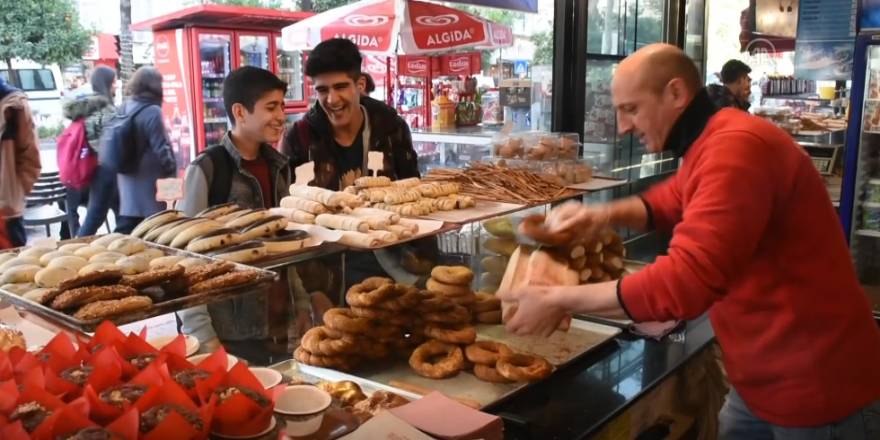 Adana'da bir pastane dolar düşünce bedava poğaça, simit dağıttı