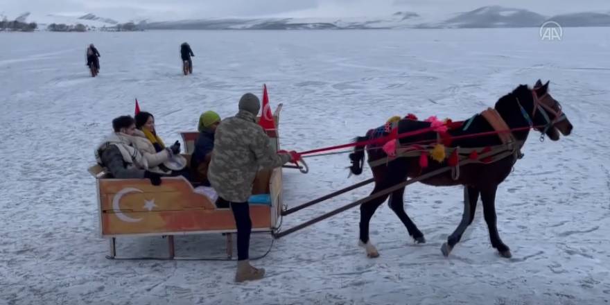 Çıldır Gölü'nün buz tabakası kar yağışıyla beyaza büründü