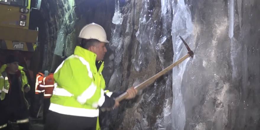 Güvenli demir yolu ulaşımı için TCDD görevlileri buz mesaisinde