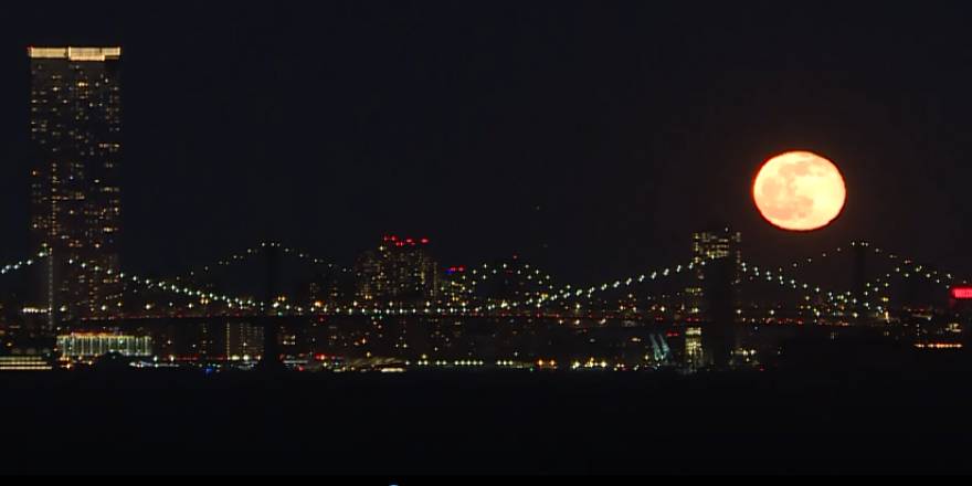 Brooklyn Köprüsü ve yılın ilk dolunayının görüntüsü