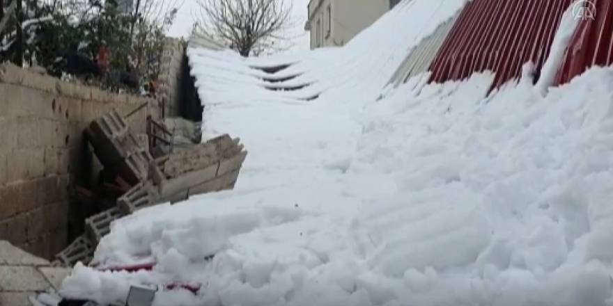 Hatay'da kar nedeniyle çatısı çöken ağıldaki 19 keçi kurtarıldı