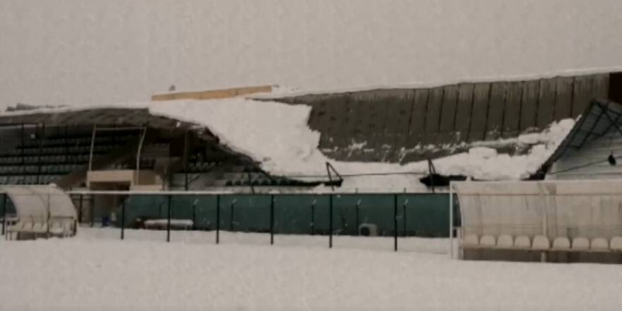 Hatay'da tribünün çatısı kar nedeniyle çöktü