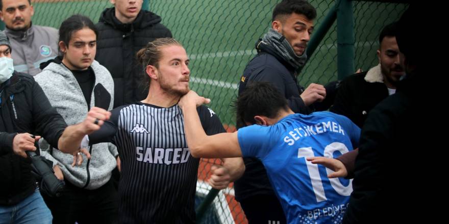 Maç bitti yumruklar konuştu!