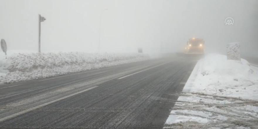 Bolu Dağı'nda kar ve sis etkili oluyor