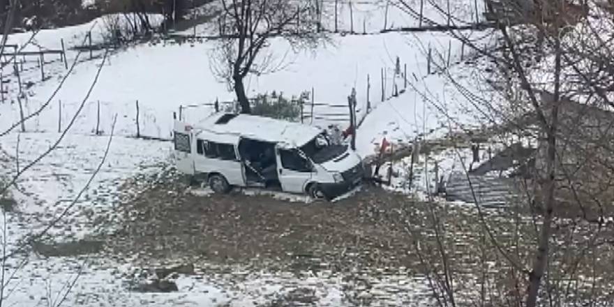 Samsun'da devrilen öğrenci servis aracı ikizleri ayırdı