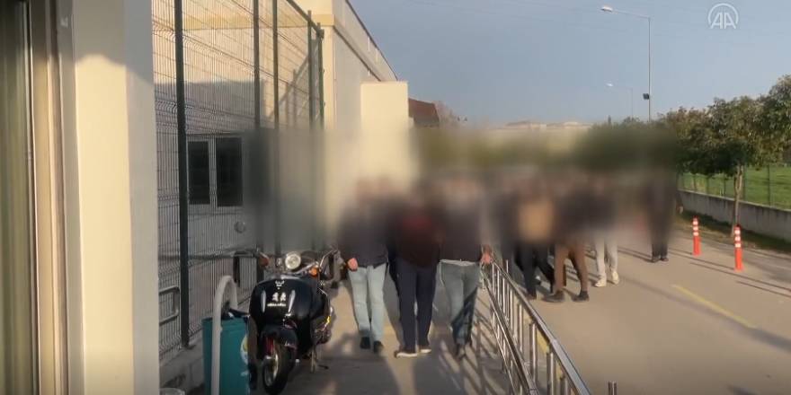Adana'da FETÖ operasyonunda 15 zanlı yakalandı